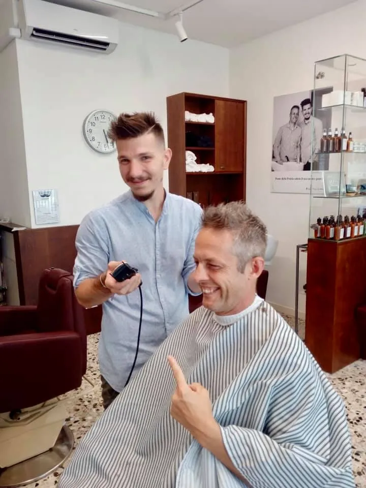 Cliente soddisfatto dopo il taglio