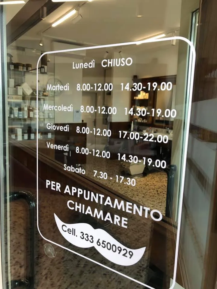 Vetrina del negozio con gli orari di apertura